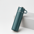 Blaue Flasche im beigen Design-Stil
