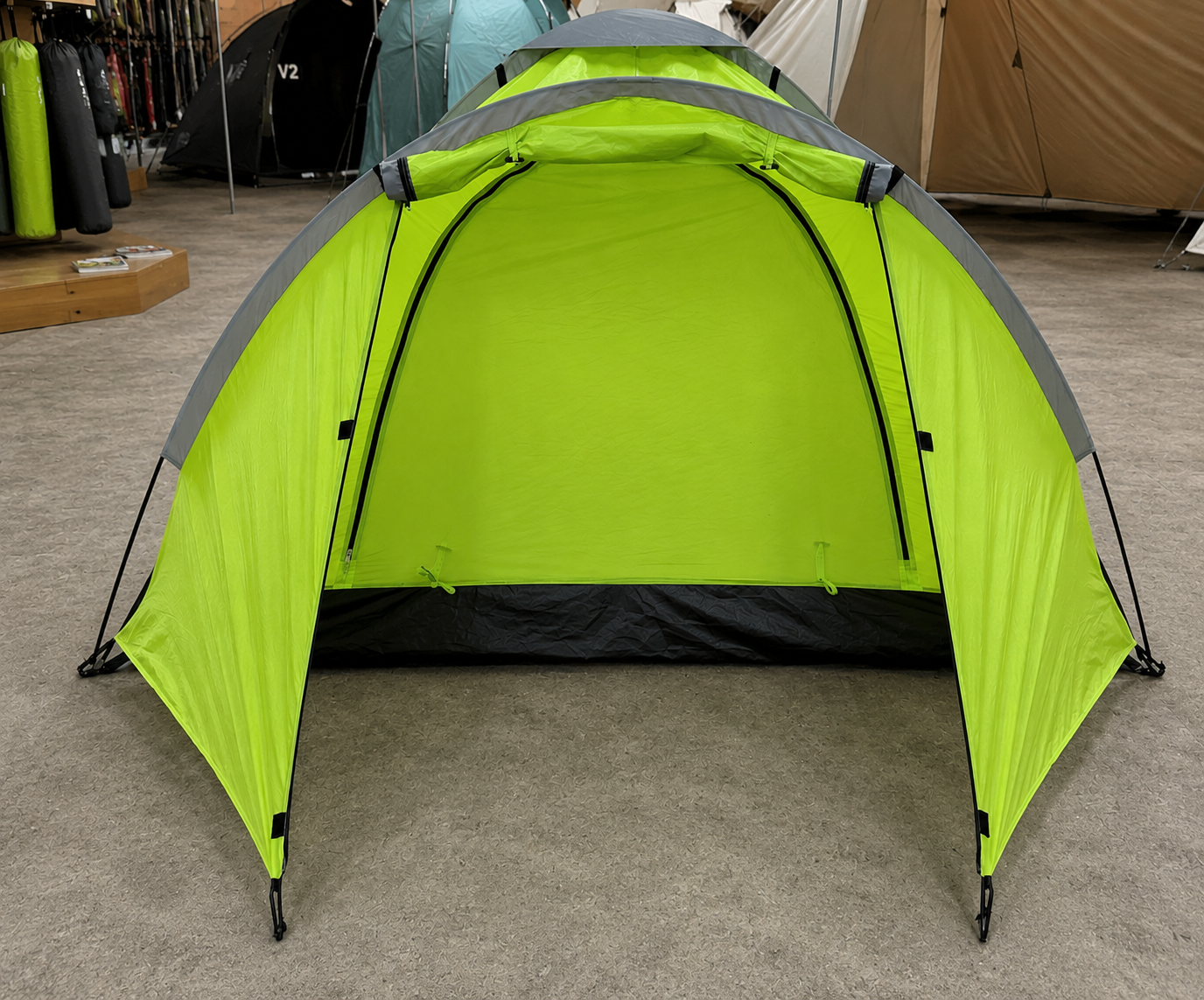 3-Personen Campingzelt grün – Frontansicht mit geöffnetem Eingang und Vorzelt | Ventrava Outdoor