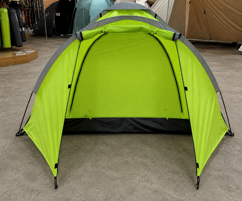 3-Personen Campingzelt grün – Frontansicht mit geöffnetem Eingang und Vorzelt | Ventrava Outdoor